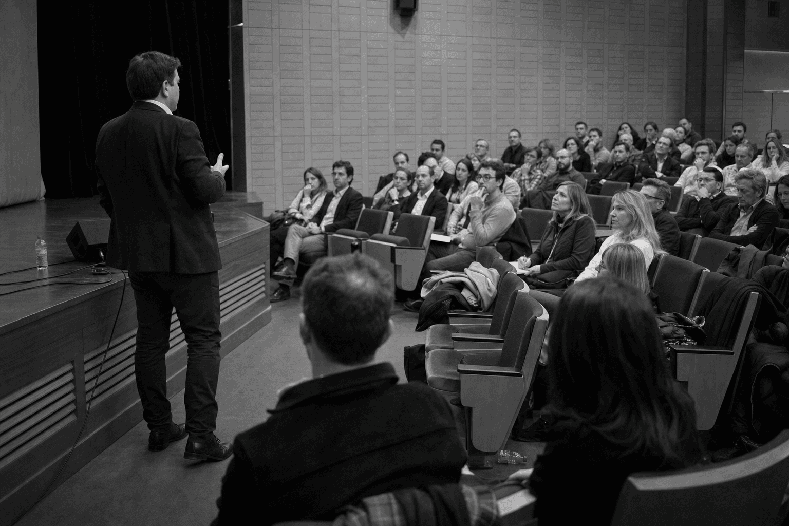 Pegu Jurado hablando ante el público en una sala de actos