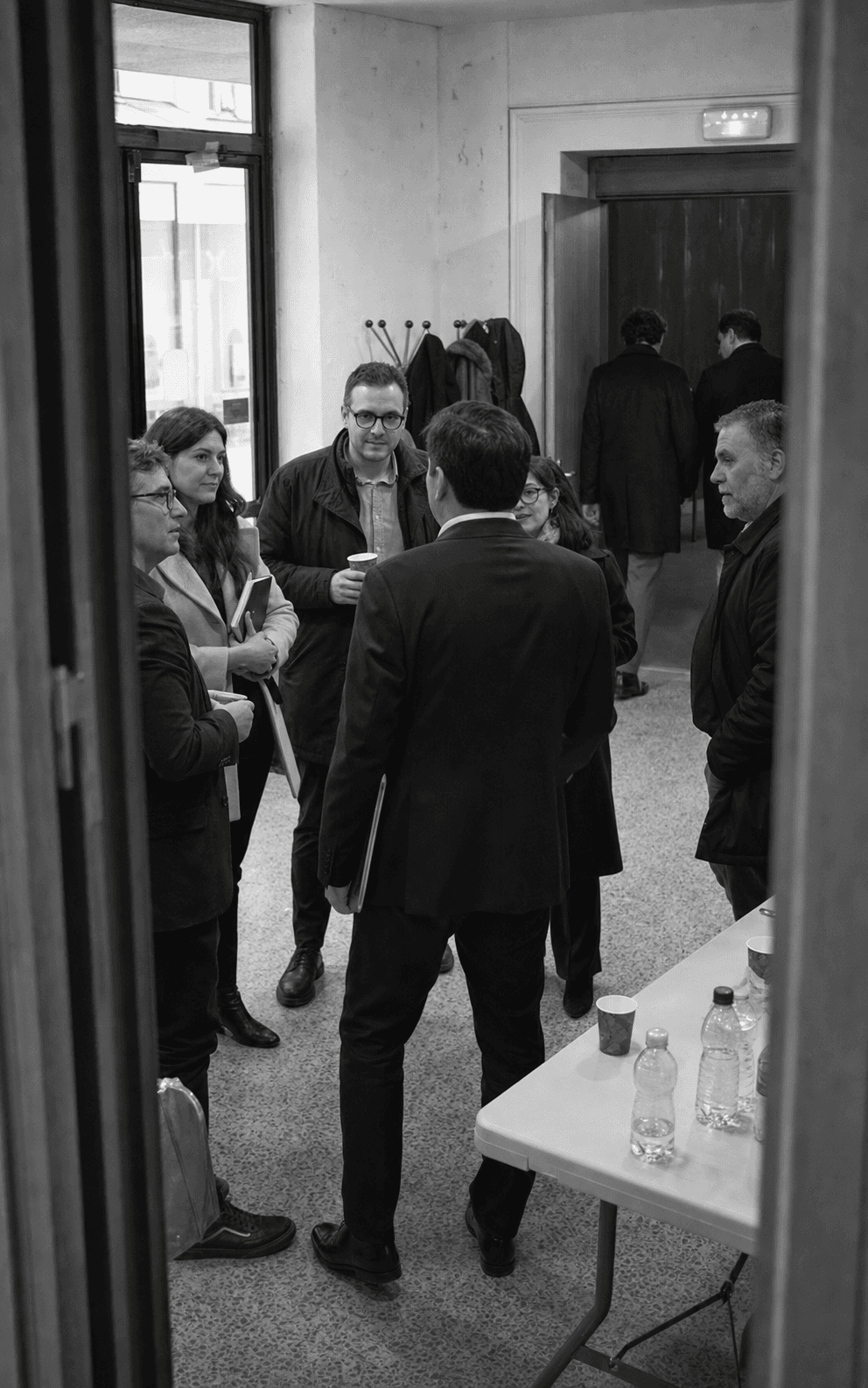 Conversación con asistentes después de una conferencia