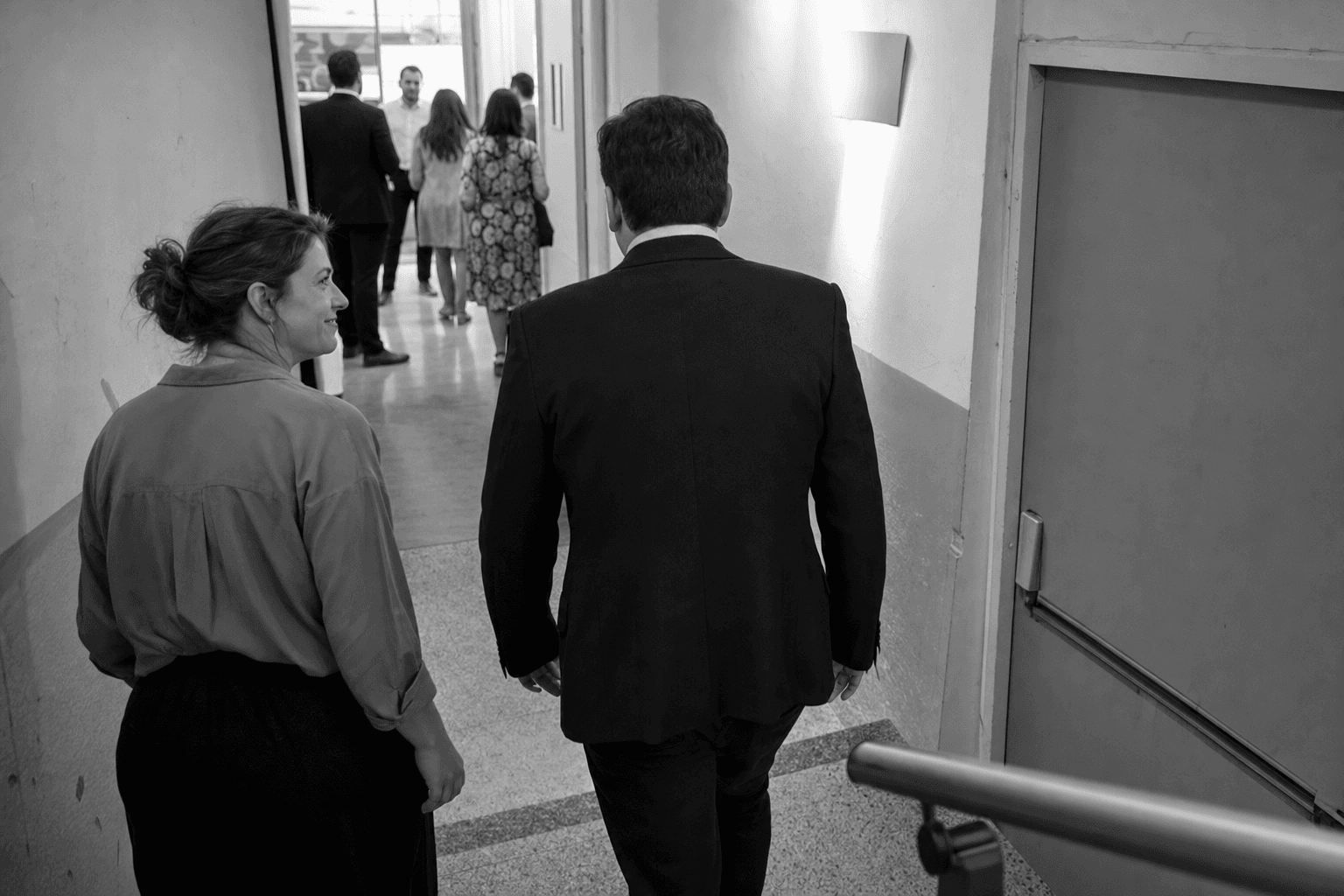 Pegu Jurado accediendo al encuentro junto a una organizadora